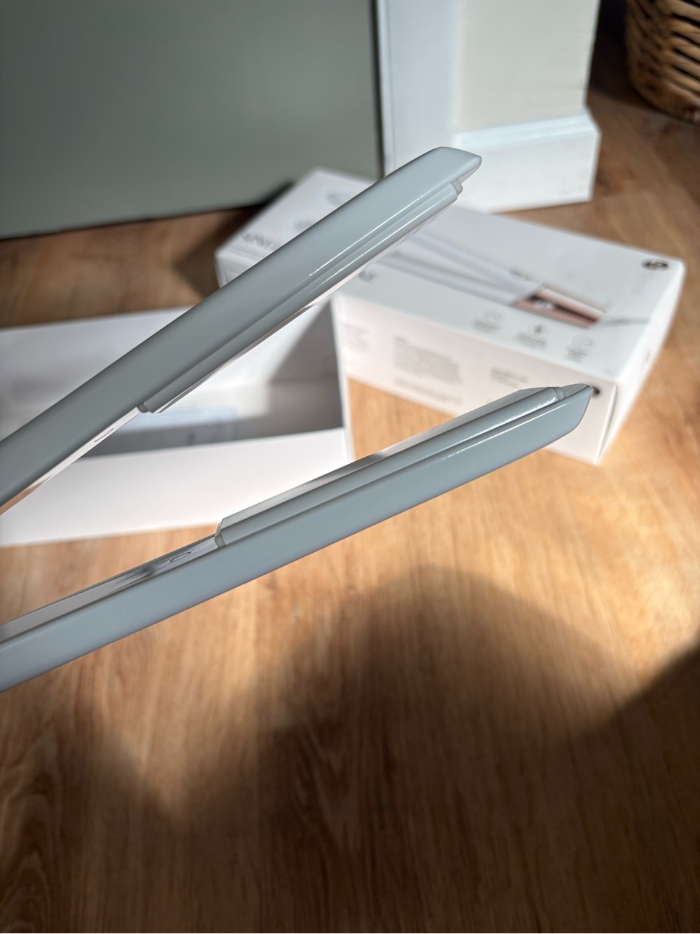 T3 Single Pass Luxe 1” Professional Hair Straightener and Styling Iron - Picture 4 of 5